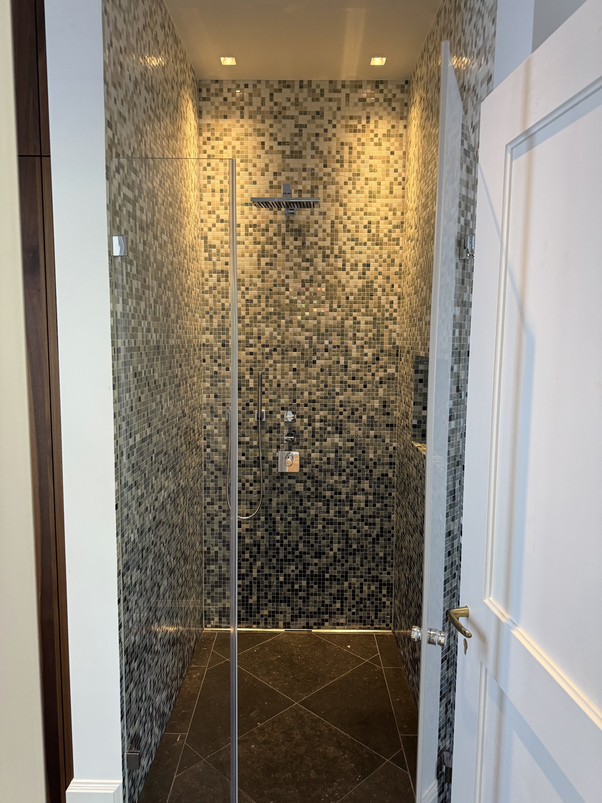 Schmale Walk-in-Dusche, ganz mit Glasmosaik belegt