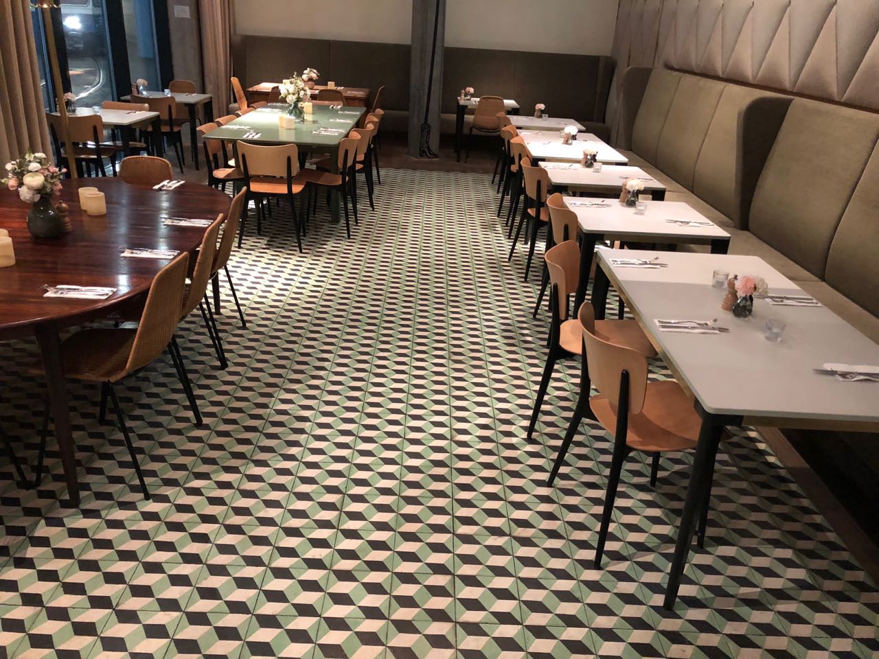 Restaurantboden mit Würfelmuster-Platten