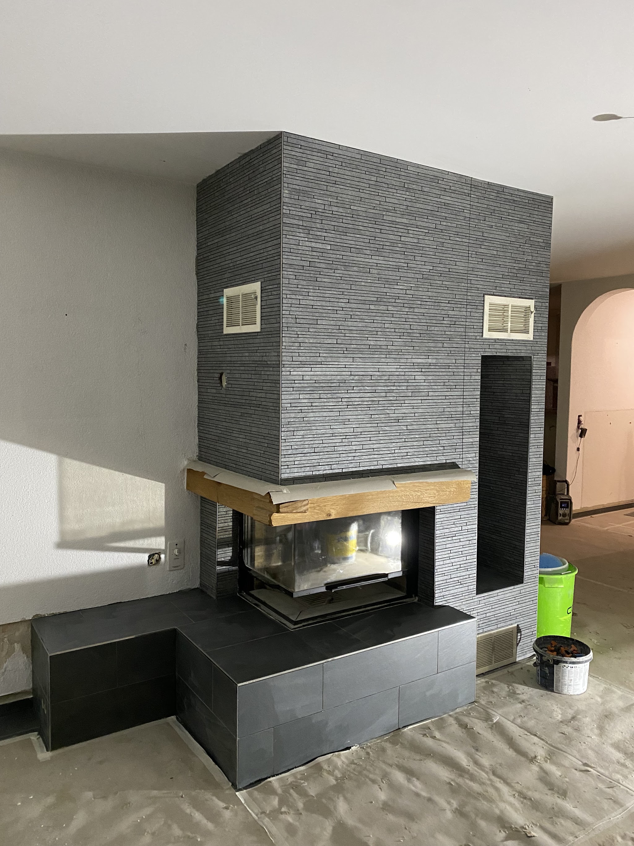 Cheminée-Säule mit Steinstreifen-Platten verkleidet