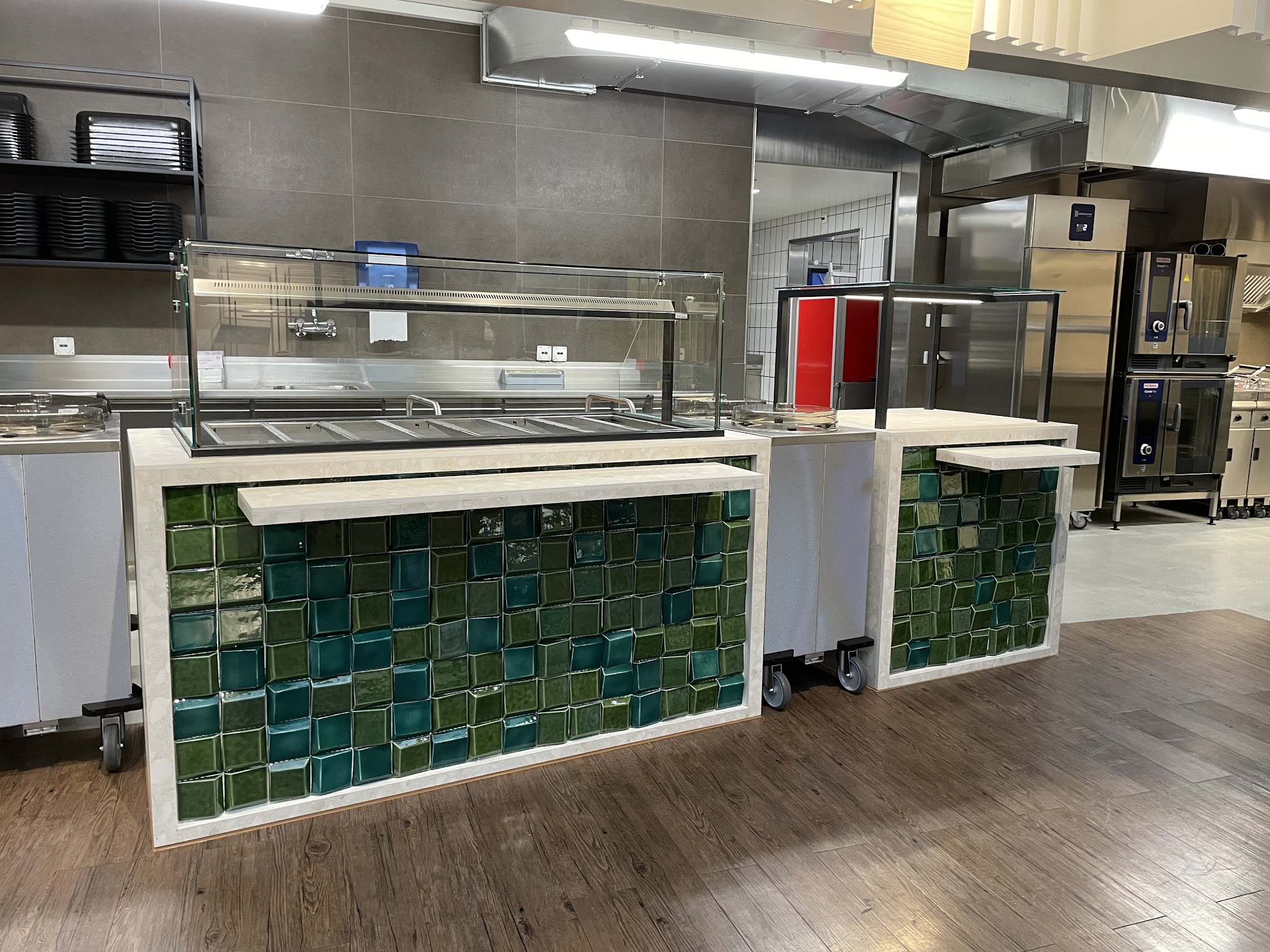 Buffettheke mit grünen Keramikplatten verkleidet