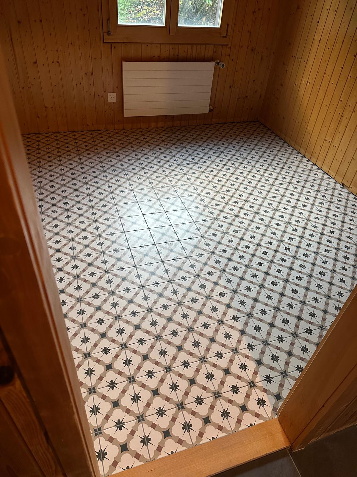 Gemusterte Bodenplatten in einem Raum mit Holztäfer