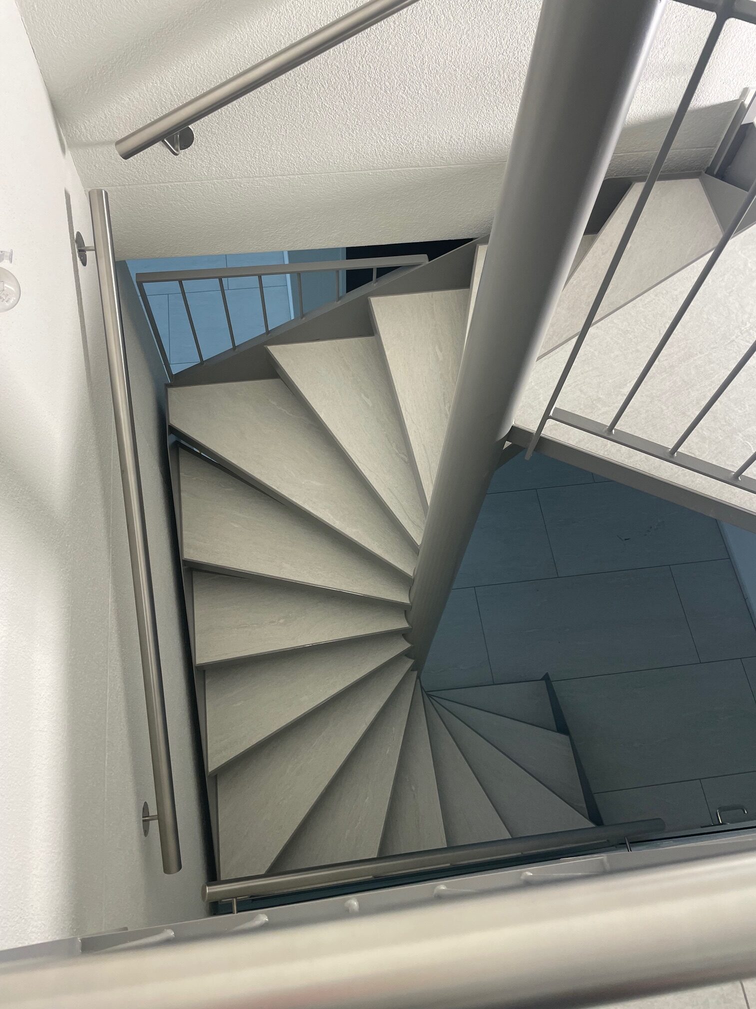 Wendeltreppe mit belegten Stufen, von oben