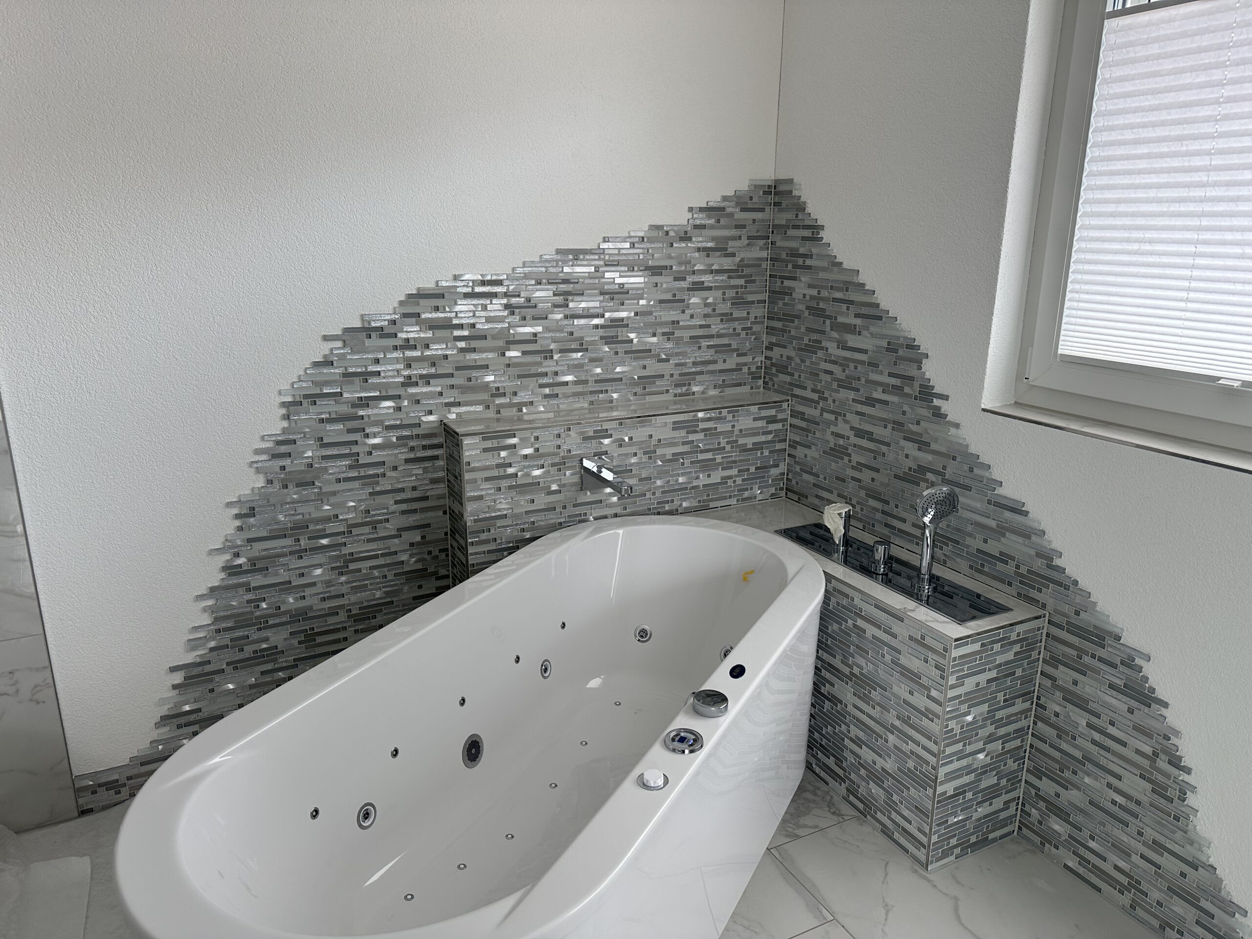 Whirlpool-Wanne mit Ecke aus Steinstreifen-Mosaik