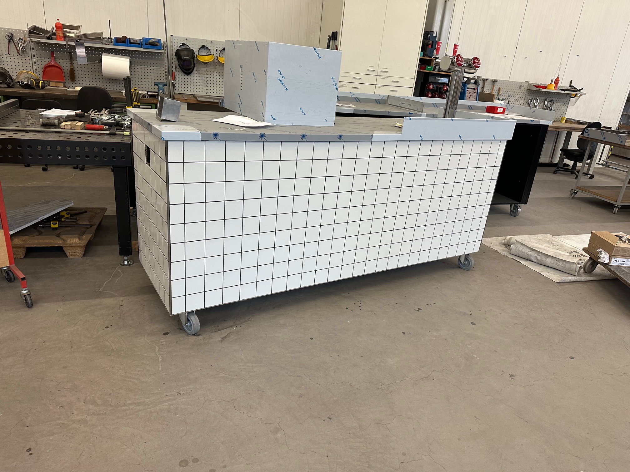 Mit weissen Platten belegte Theke in der Werkstatt
