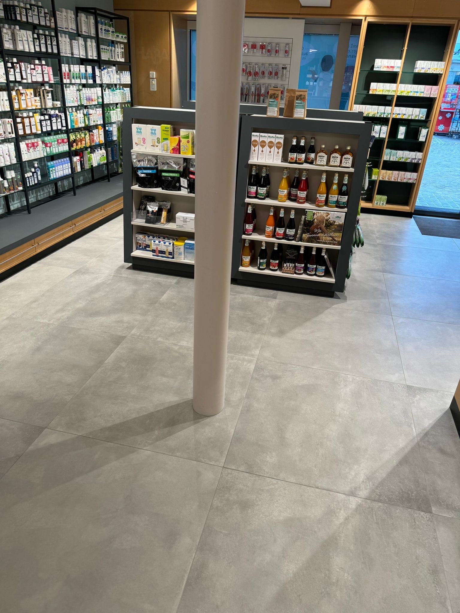 Grossformatiger Plattenboden in einem Ladengeschäft