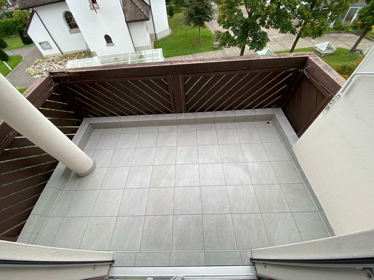 Balkon mit neuen Platten und runder Säule
