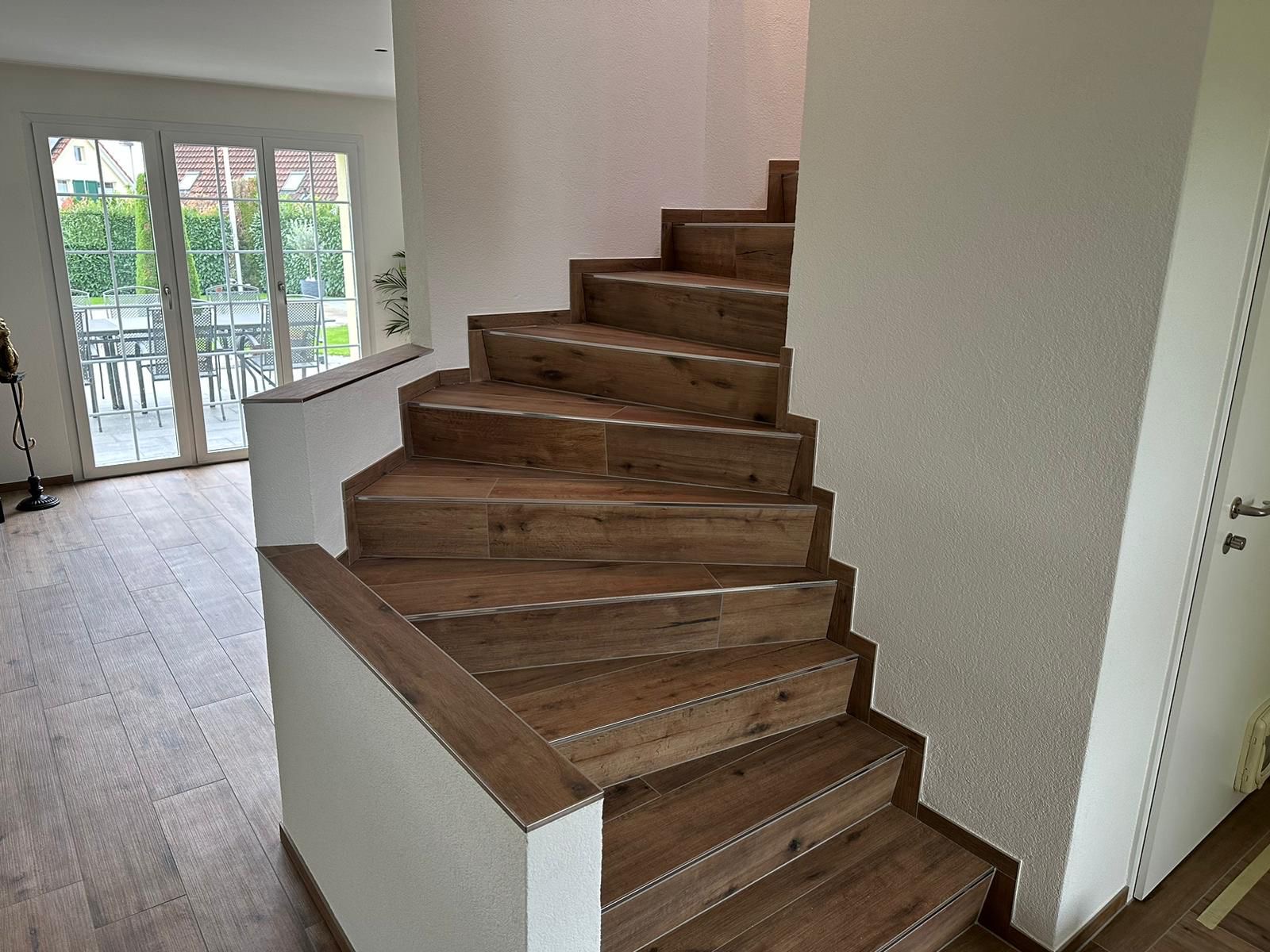 Treppe mit Platten in Holzoptik